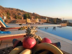 Swimming pool, sunbeds and fruits